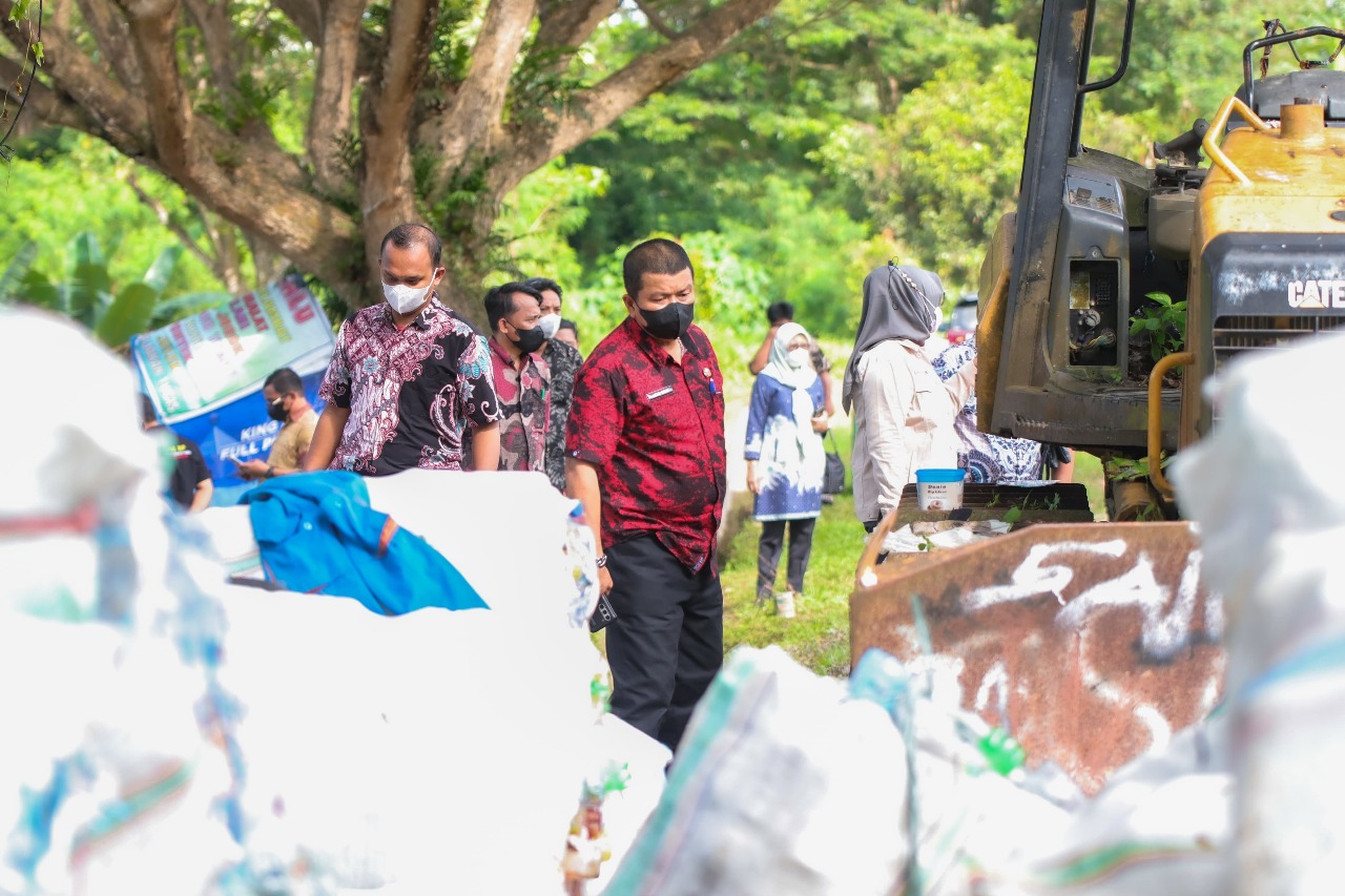 MENINJAU : Wabup Parimo, Abdul Sahid, saat meninjau lokasi TPA Desa Jononunu pada Kamis (03/07/2025).(FOTO : ISTIMEWA/RADAR PALU).  &nbsp;