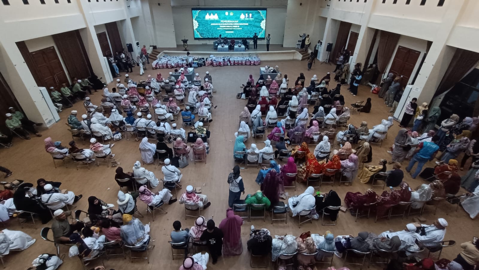 PULANG : Acara penyambutan kepulangan 199 jamaah haji, yang dilaksanakan Pemkab Parimo di audiotorium Kantor Bupati Parimo, Kamis (03/07/2025).(FOTO : ROY LASAKKA MARDANI/RADAR PALU)