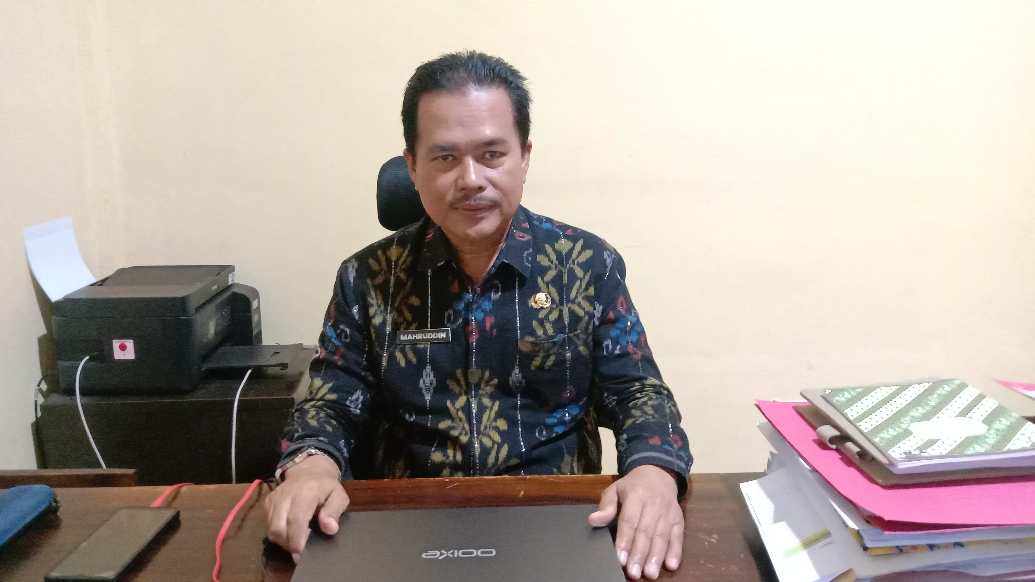 UNGKAP: Kepala Bidang Holtikultura TPH Provinsi Sulawesi Tengah, Mahruddin saat berada di ruangannya pada Kamis (3/7/2025).