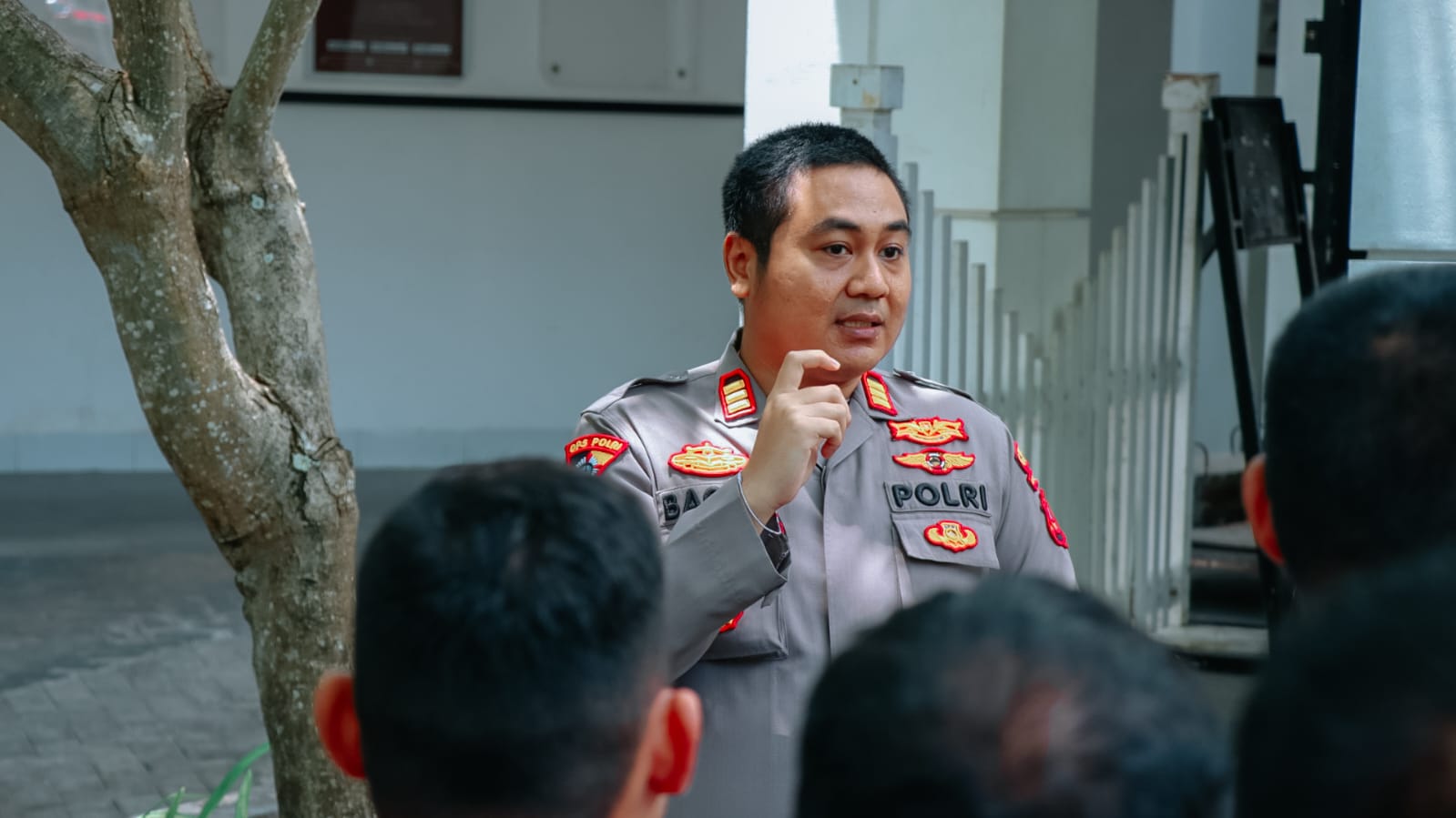 SOSIALISASI: Satlantas Polres Banggai saat menyosialisasikan mencegah terjadinya kecelakaan lalulintas. FOTO: NENDRA PRASETYA