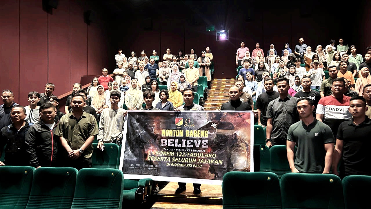 Momen kebersamaan prajurit Korem 132/Tadulako dan keluarga saat mengikuti nobar film nasional