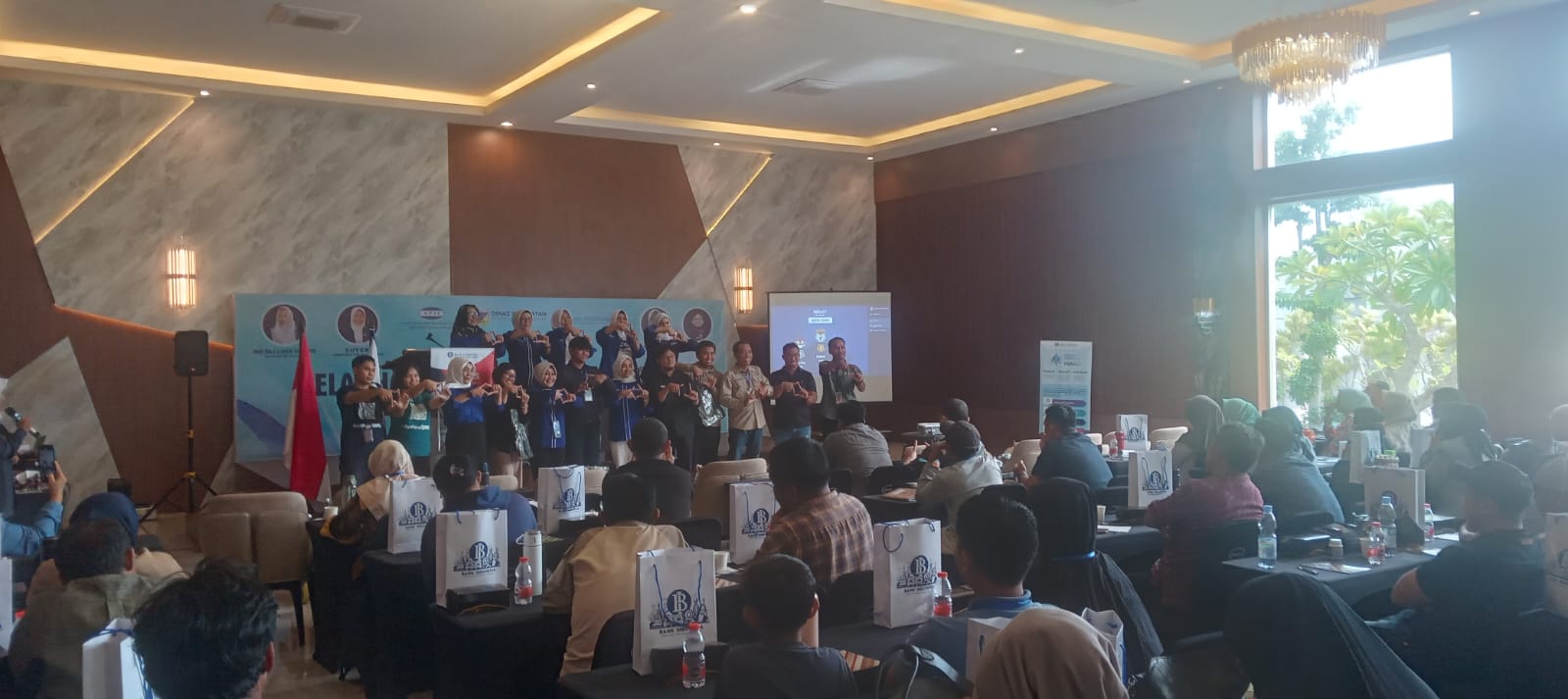 PELATIHAN : Para pemateri, peserta dan pengurus APJI saat acara pelatihan sanitasi Depot Air Minum, di Kota Palu, Sabtu (05/07/2025).(FOTO : ISTIMEWA/RADAR PALU).