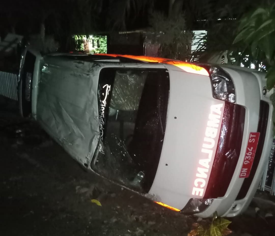 Kondisi mobil ambulans dari Puskesmas Lambunu 2 yang rusak parah usai mengalami kecelakaan di tikungan Desa Tada Timur, Rabu (11/6) sekitar pukul 03.00 WITA.