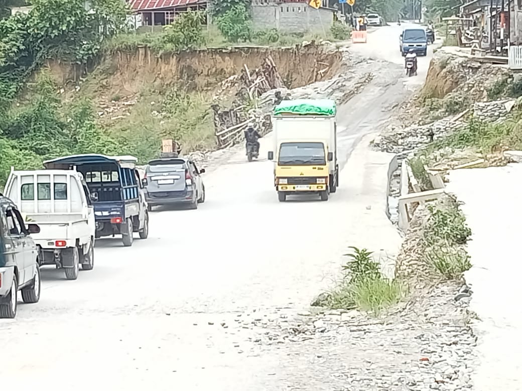 AMBLAS : Jalan amblas di Watuawu Lage.(FOTO : BUDIANTO WIHARTO/RADAR PALU)