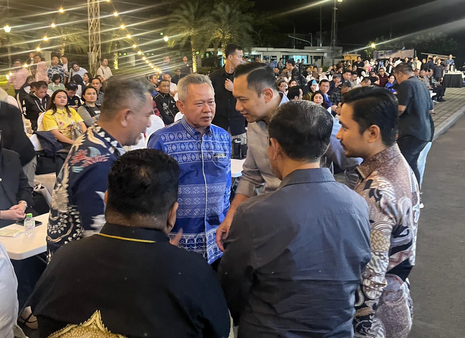 BERTEMU : Bupati Sigi, Moh. Rizal Intjenae menyampaikan langsung usulan pembangunan infrastruktur strategis kepada Menko Infrastruktur dan Pembangunan Wilayah, AHY. (FOTO : ANGEL SUMBARA/RADAR PALU).