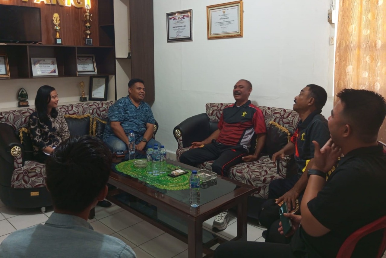 KONSULTASI : Pertemuan antara LBH Rumah Hukum Tadulako dan Kepala Lapas Kelas III Parimo, Fentje Mamirahi, Jumat (04/07/2025).(FOTO : ROY LASAKKA/RADAR PALU).