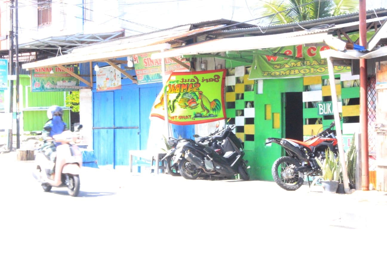 HARGA MENU NAIK : Salah satu lokasi warung Sari Laut di Kota Palu, Minggu (6/7/2025).