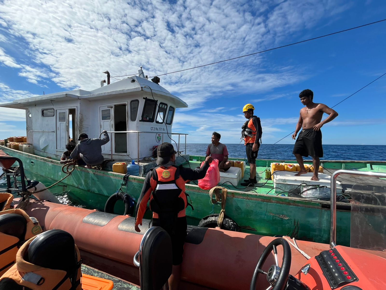 BERANGKAT DARI TALIABU: Tim SAR Gabungan mengevakuasi empat orang penumpang long boat yang mati mesin di Perairan Banggai Laut, Sabtu (5/7/2025).