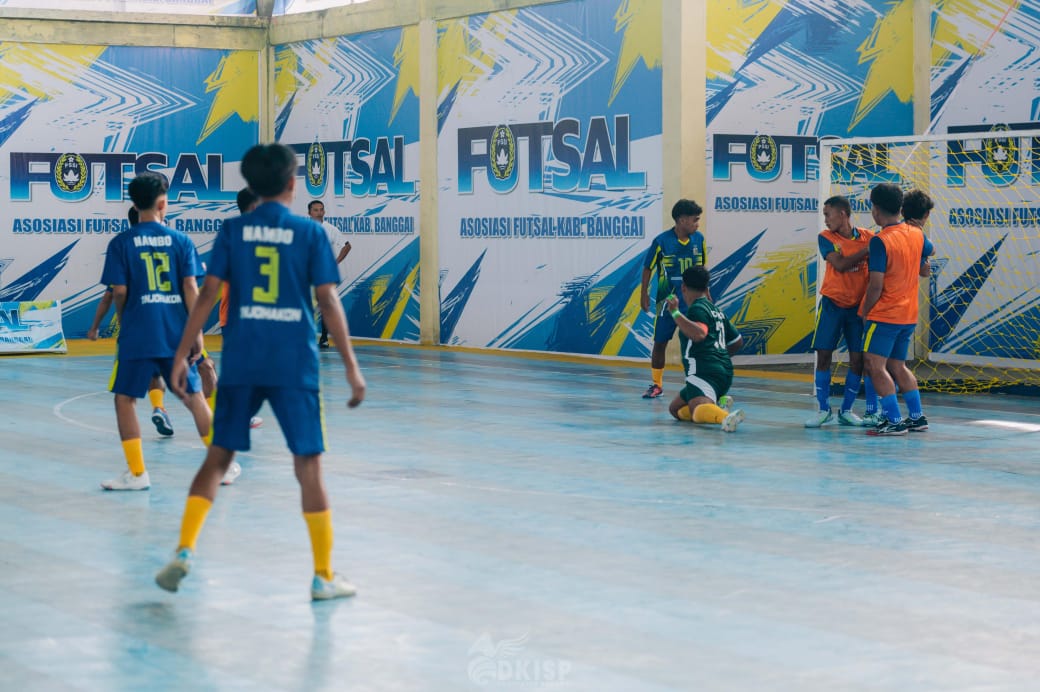 FUTSAL : Cabor futsal pada ajang Porkab Banggai resmi memainkan pertandingan perdananya, , di lapangan futsal GOR Kilongan, Luwuk Utara, Sabtu (05/07/2025).(FOTO : NENDRA PRASETYA/RADAR PALU).