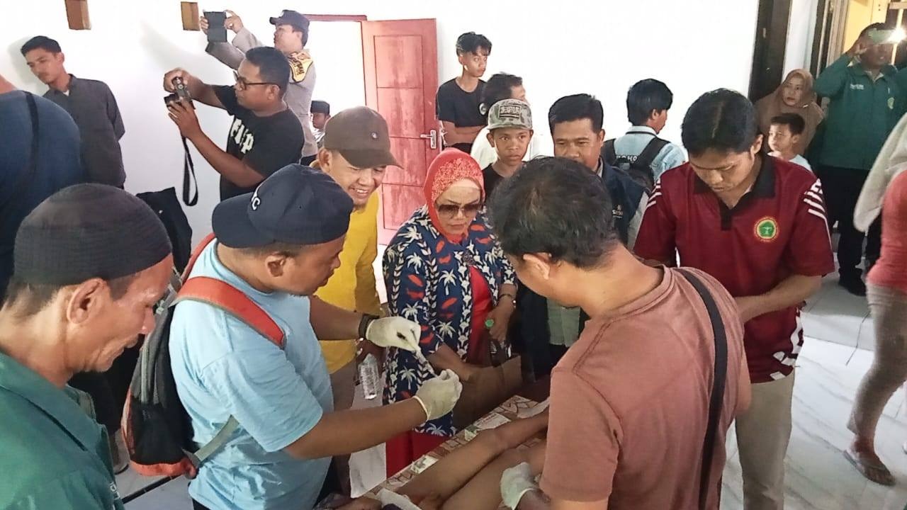 KHITANAN MASSAL : Staf Ahli Bidang Pemerintahan Hukum dan Politik Touna, Viyayantisyah Latjuba, mewakili Bupati, menghadiri khitanan massal mahasiswa KKN STAI Poso bekerjasama Lazismu dan PPN.