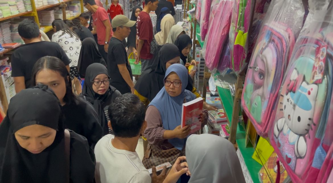 SERBU TOKO: Warga Kota Palu, khususnya para orang orang siswa menyerbut toko buku untuk membeli perlengkapan sekolah pada Sabtu (5/7/2025). Termasuk alat tulis-menulis.