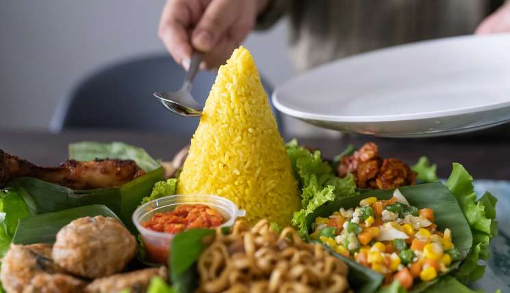 MAKIN DIMINATI: Tumpeng produksi UMKM makin diminati karena hadir dengan berbagai varian menu.