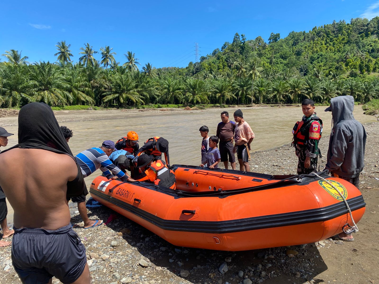PENCARIAN : Tim pencari, saat mempersiapkan diri mencari warga Desa Lambumamara, Kabupaten Donggala yang hilang.(FOTO : ISTIMEWA/RADAR PALU).