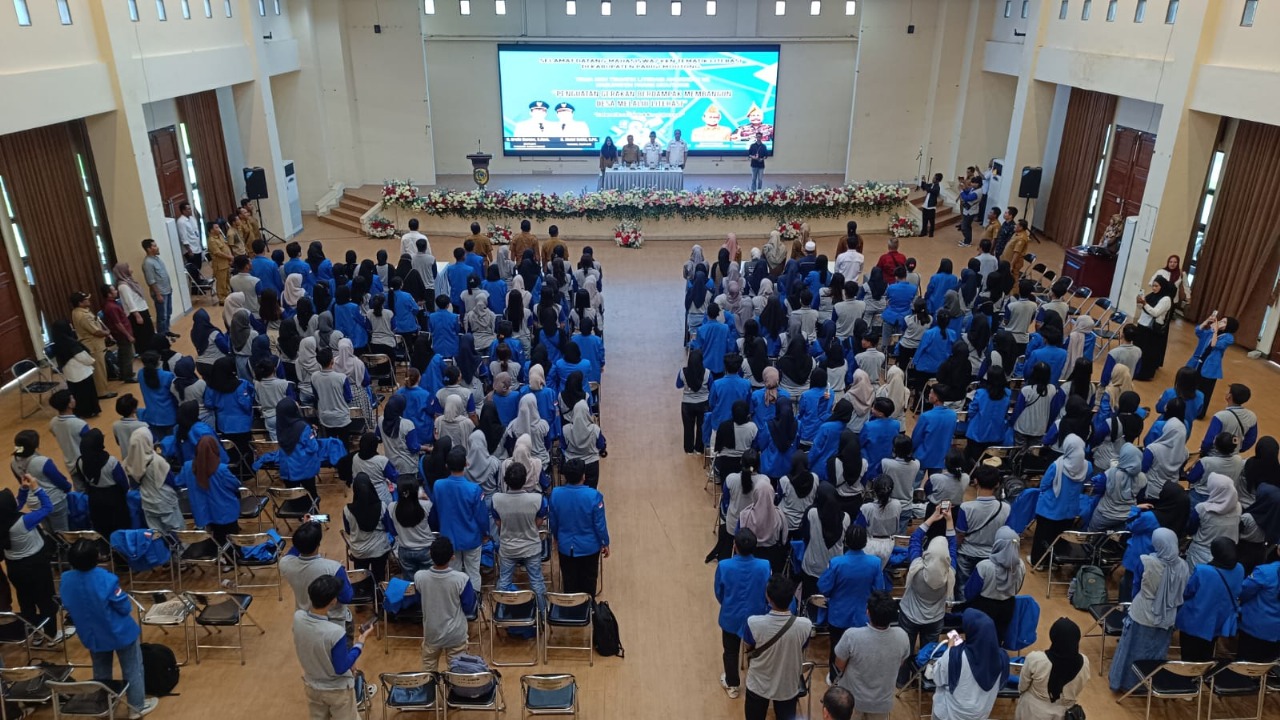 PENYAMBUTAN : Acara penyambutan sekaligus pelepasan 280 mahasiswa Untad Palu yang akan melaksanakan KKN tematik literasi di auditorium Kantor Bupati Parimo, Senin (07/07/2025).(FOTO : ROY LASAKKA)
