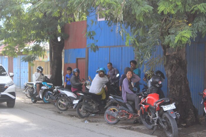 MENUNGGU KEJELASAN : Warga yang menunggu di depan kantor OMC, Selasa (8/7/2025).