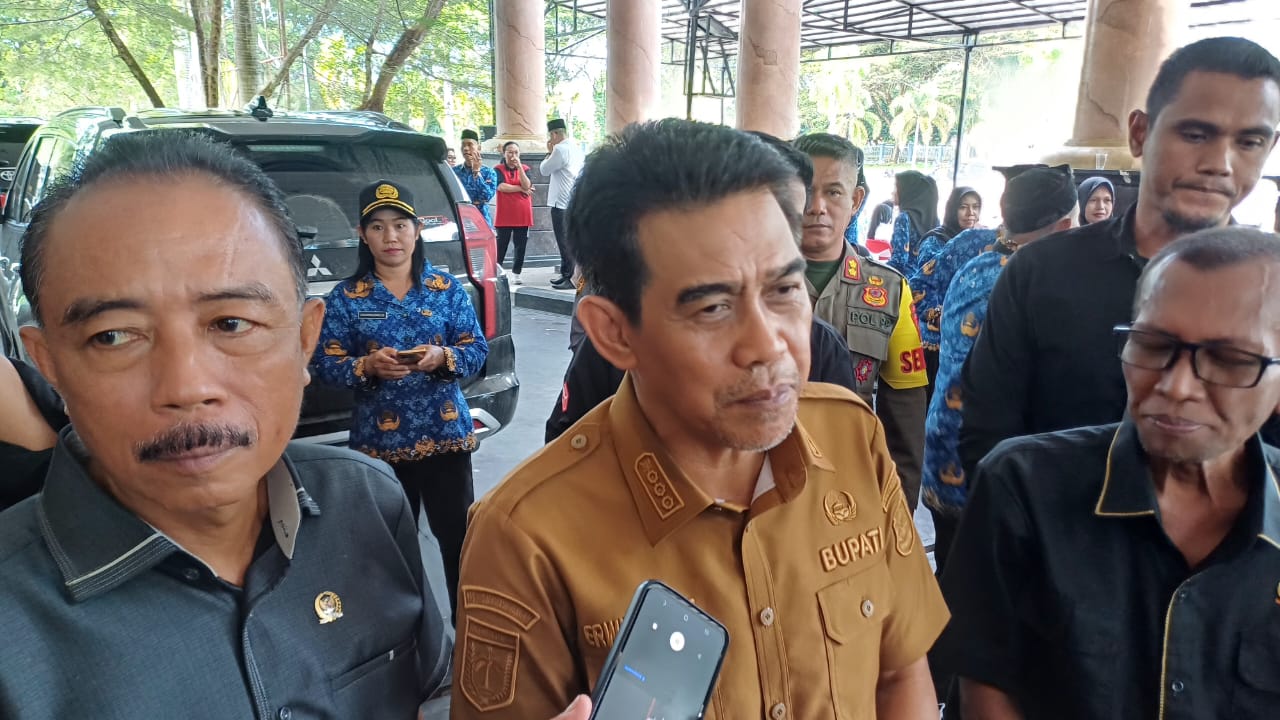 BERI KETERANGAN PERS : Bupati Erwin Burase, bersama Ketua DPRD Alfred M. Tongiro, saat memberikan keterangan kepada wartawan, Selasa (08/07/2025).(FOTO : ROY LASAKKA/RADAR PALU).