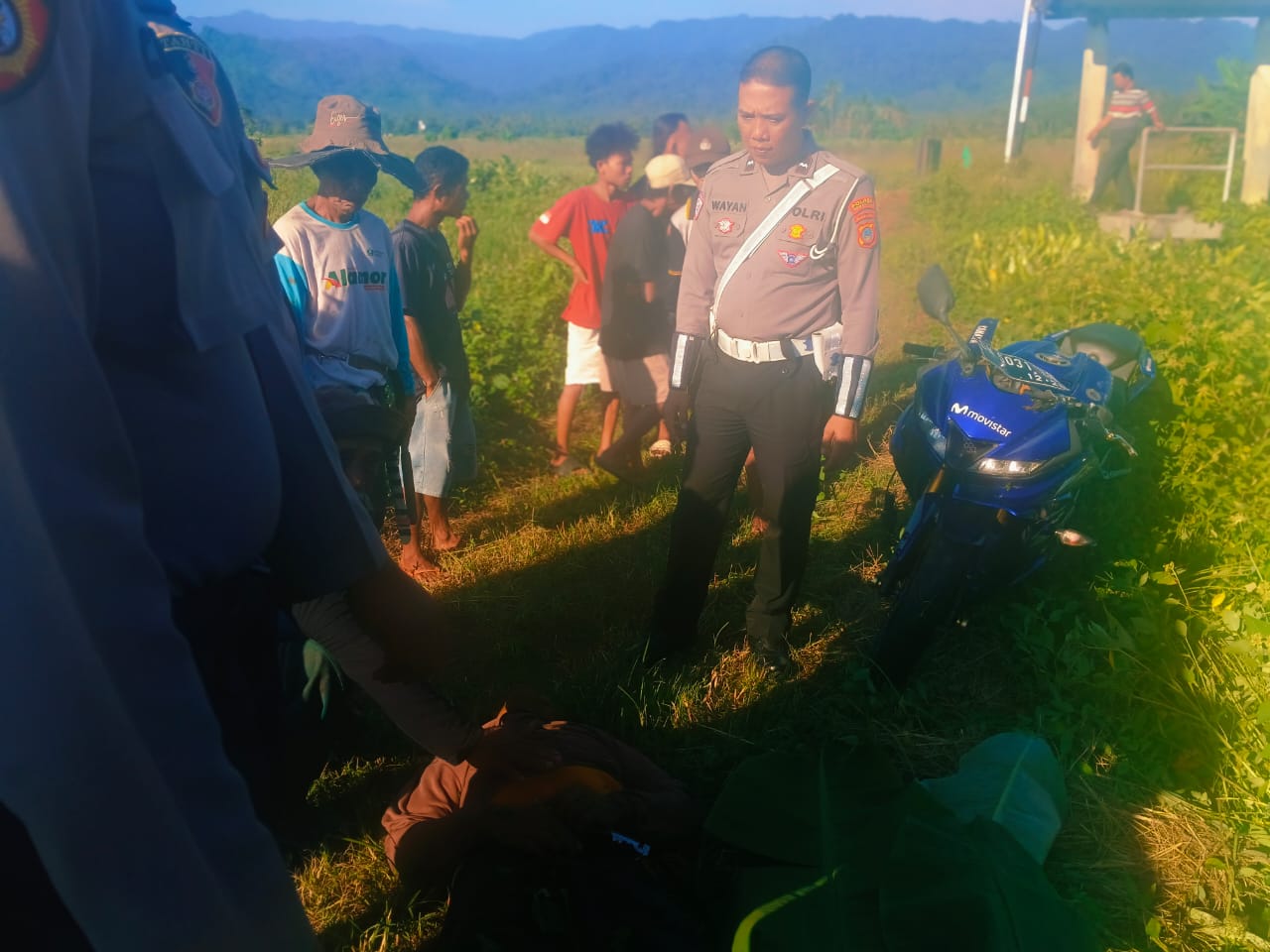 PENEMUAN MAYAT : Polisi seang mengamabnkan TKP penemuan mayat di Desa Lemusa, Kecamatan Parigi Selatan, Kabupaten Parim.(FOTO : ROY LASAKKA MARDANI/RADAR PALU).
