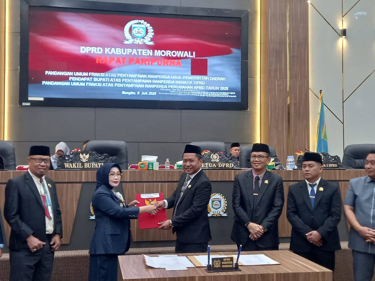 RAPAT : Ketua DPRD Morowali menyerahkan dokumen pembahasan kepada Wabup Morowali Irene Ilyas, Rabu (09/07/2025).(FOTO : SUPRIYONO/RADAR PALU).