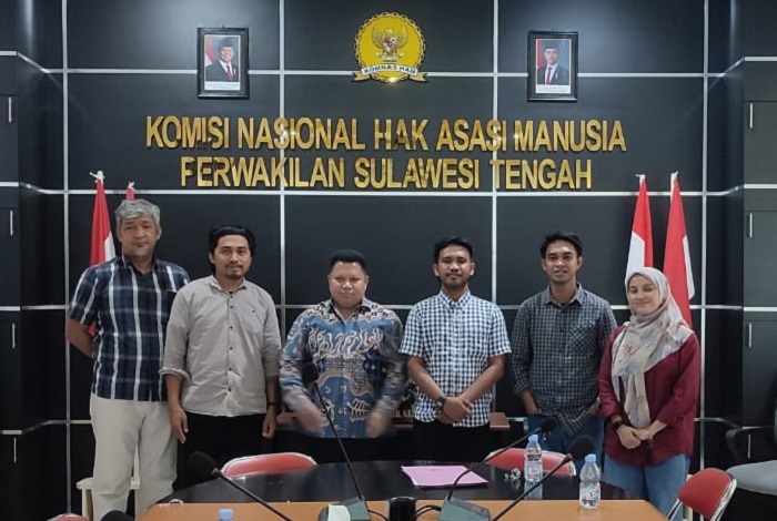 Koordinator Jatam Sulteng (tiga dari kanan) bersama Ketua Komnas HAM Sulteng,  Livand Breemer (tengah). FOTO: DOK. JATAM SULTENG