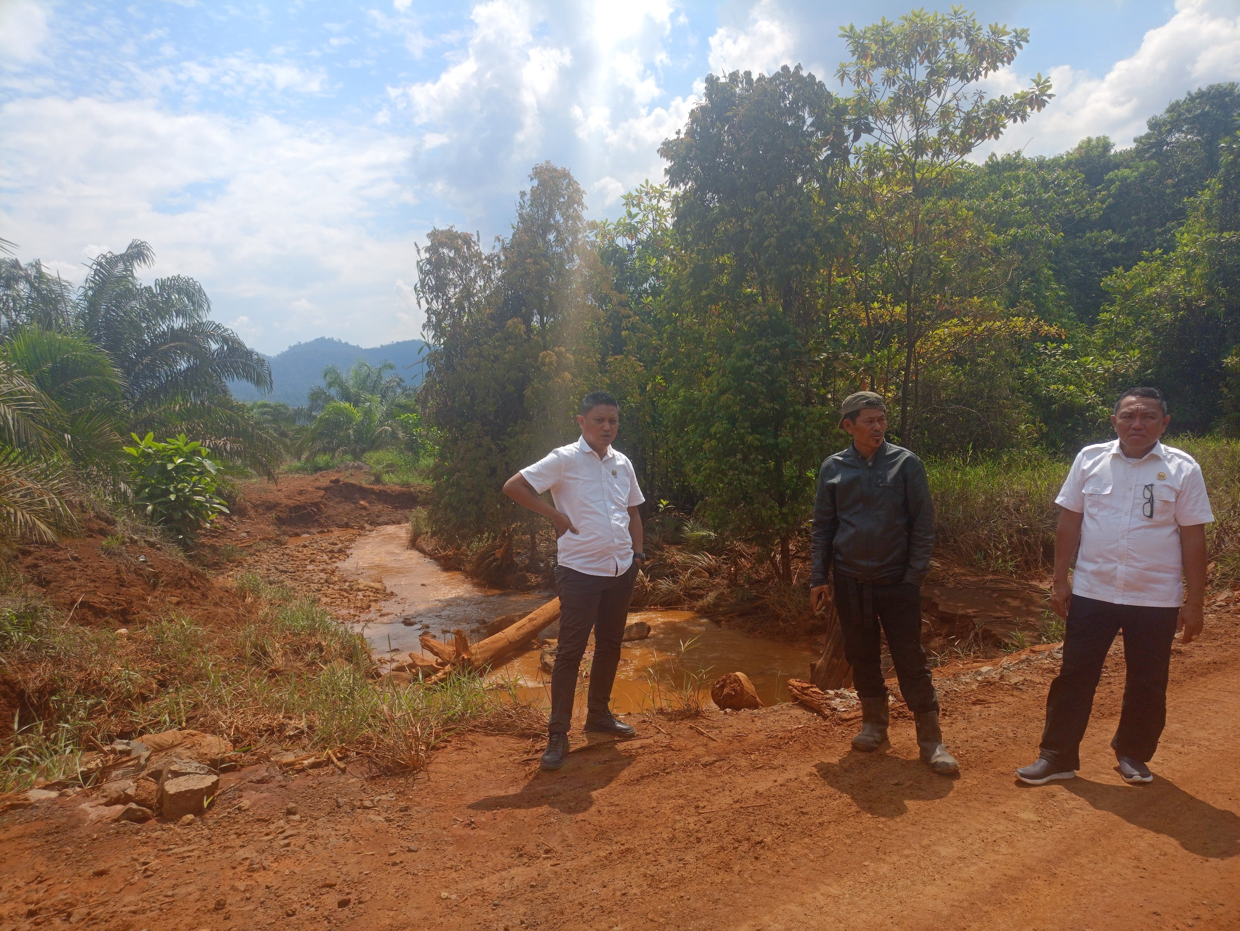 Wenor Tamandalan (tengah) bersama Anggota DPRD Morut meninjau saluran air tak jauh dari gerbang PT SSP yang diduga membawa material lumpur ke wilayah perkebunan sawit di Desa Tontowea.