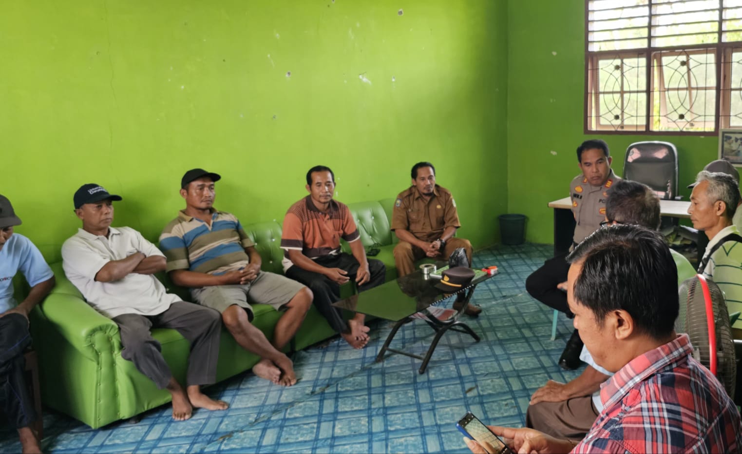 MEDIASI : Proses mediasi yang dilakukan pihak Polsek Sausu melalui pertemuan bersama masa aksi tolak tambang, Selasa (08/07/2025).(FOTO : ROY LASAKKA MARDANI/RADAR PALU).