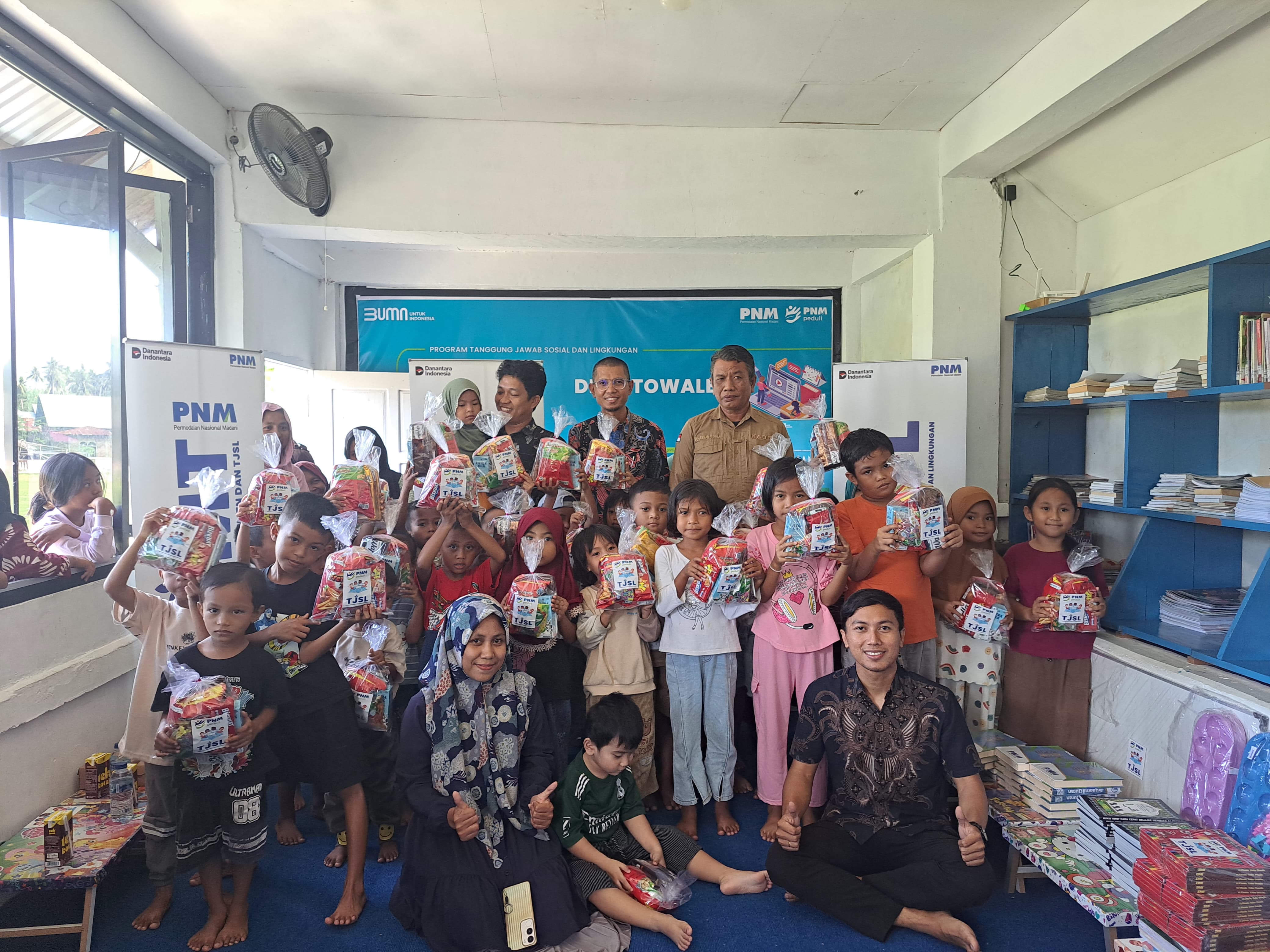 Kegiatan berlangsung mulai pukul 14.00 WITA dan ditutup dengan pembagian paket alat tulis, aset Ruang Pintar, serta paket snack untuk seluruh peserta.