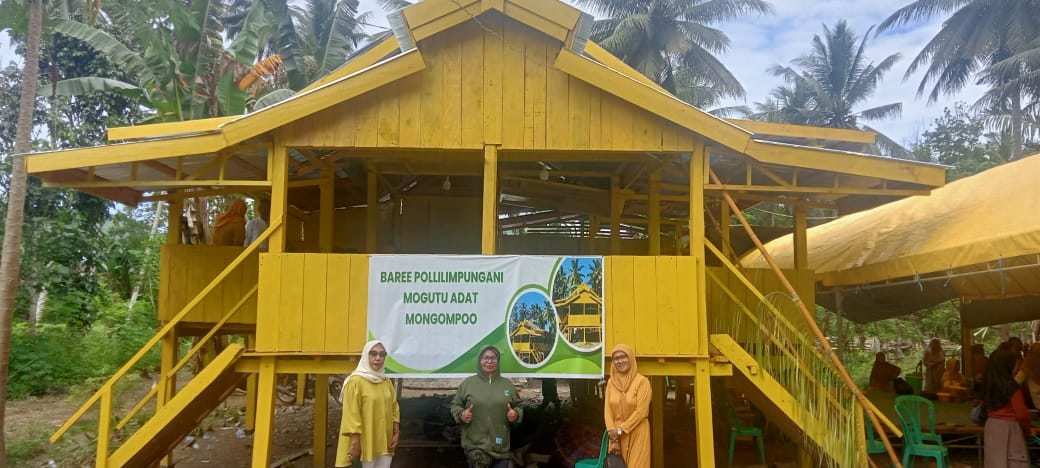 UPACARA MOGOMPOO : Tampak ibu-ibu di depan rumah adat Tolitoli Rumah Lilimpungan di Desa Dadakitan, Kecamatan Baolan, Kabupaten Tolitoli.(FOTO : ISTIMEWA/RADAR PALU).