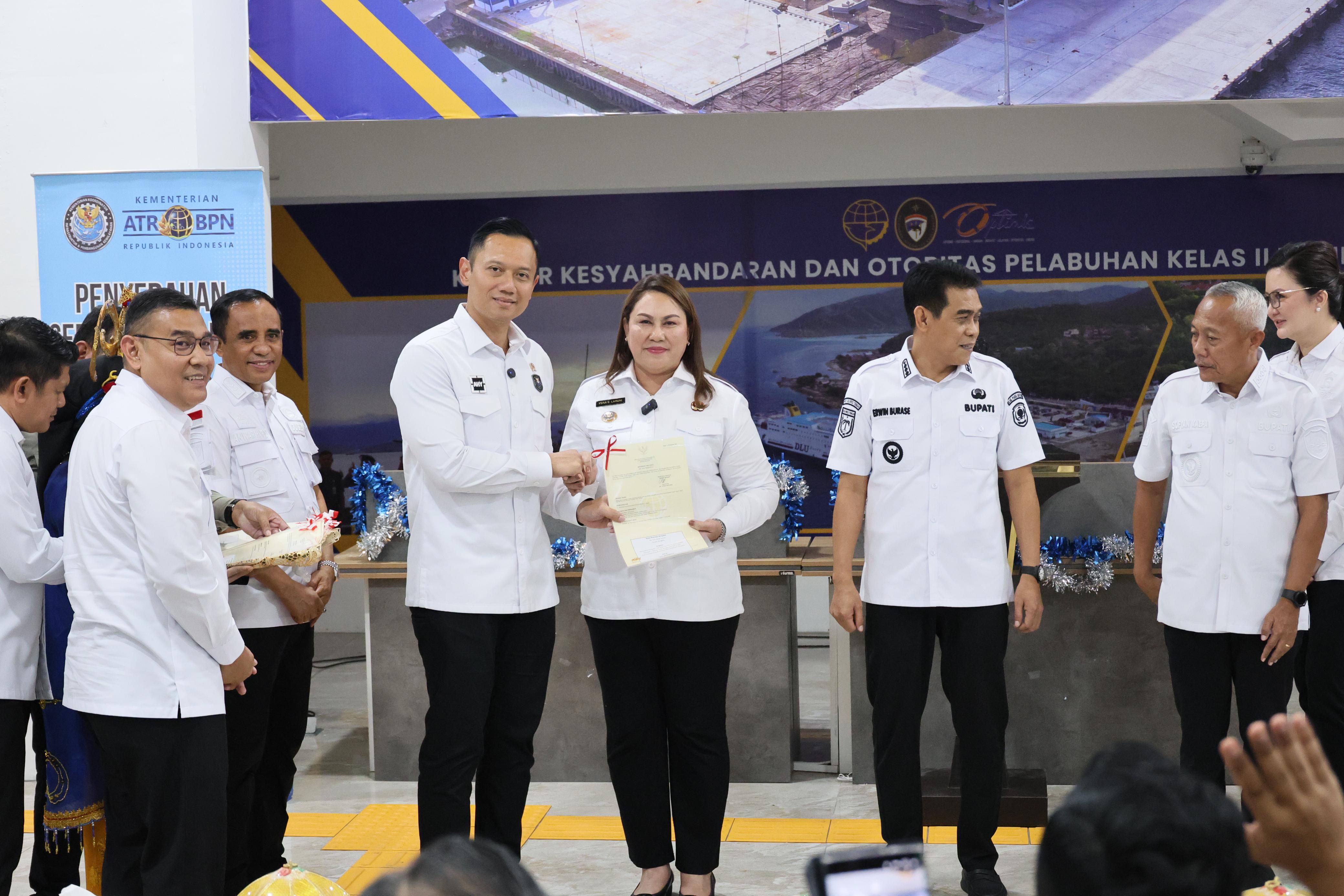 HADIRKAN KEPASTIAN HUKUM : Penyerahan 160 sertifikat tanah kepada Pemda dan masyarakat Sulteng, di Terminal Penumpang Pelabuhan Donggala, Sulteng, Rabu (09/07/2025).