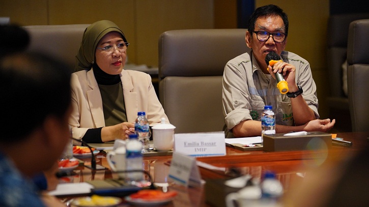 Direktur Utama Operasional PT IMIP, Irsan Wijaya bersama Direktur Komunikasi, Emilia Bassar.