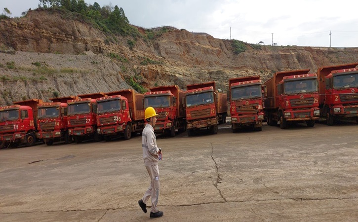 Inilah deretan dump truk yang tidak dipakai lagi dan akan dilebur jadi besi terparkir di halaman PT LSD, Kawasan IMIP, Sulteng.