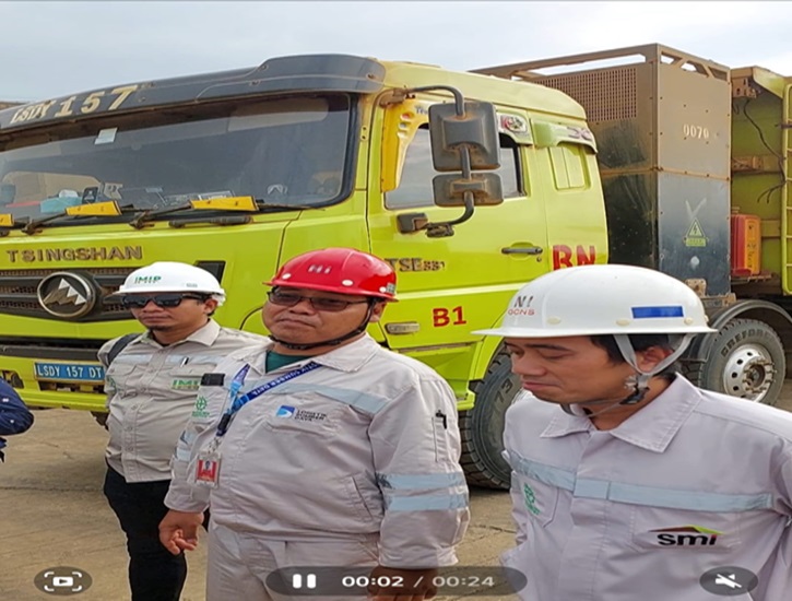 Supervisor PT. Logistik Sumber Daya Royanto saat menjelaskan stasium pengisian baterai lithium untuk dump truk.