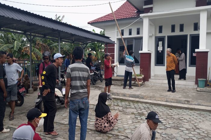 TAGIH SERTIFIKAT: Warga Huntap Balaroa saat berunjuk rasa di depan kantor kelurahan, Kamis (10/7/2025).