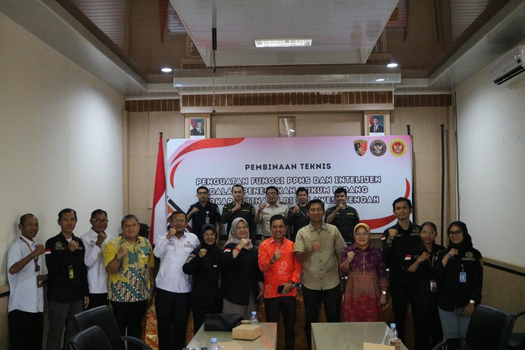 BERSINERGI: Tim Gakkum Karantina foto bersama dengan pihak Korwas Polda, Binda Sulteng dan stakeholder karantina lainnya, usai kegiatan pembinaan teknis.