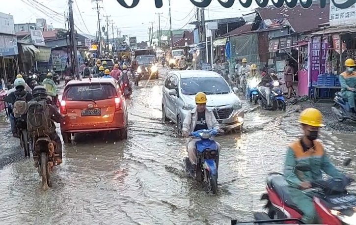 Kondisi jalan di kawasan Bahodopi sebelum masuk PT IMIP rusak parah dan membahayakan keselamatan lalu lintas jalan.
