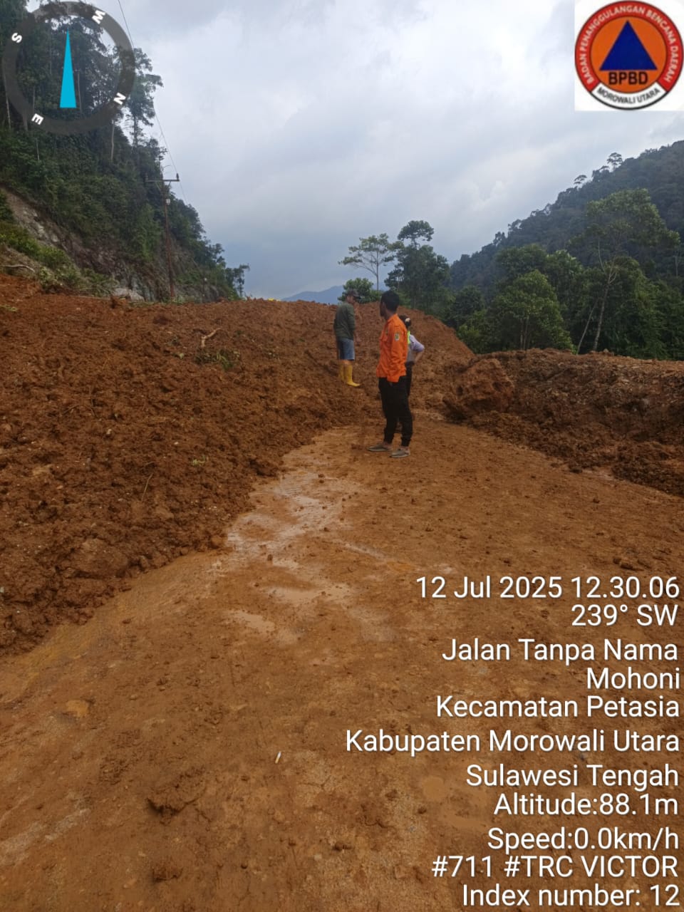 Material longsor timbun jalur penghubung Desa Mohoni dan Bimor Jaya di Morowali Utara, Sabtu (12/7/2025).