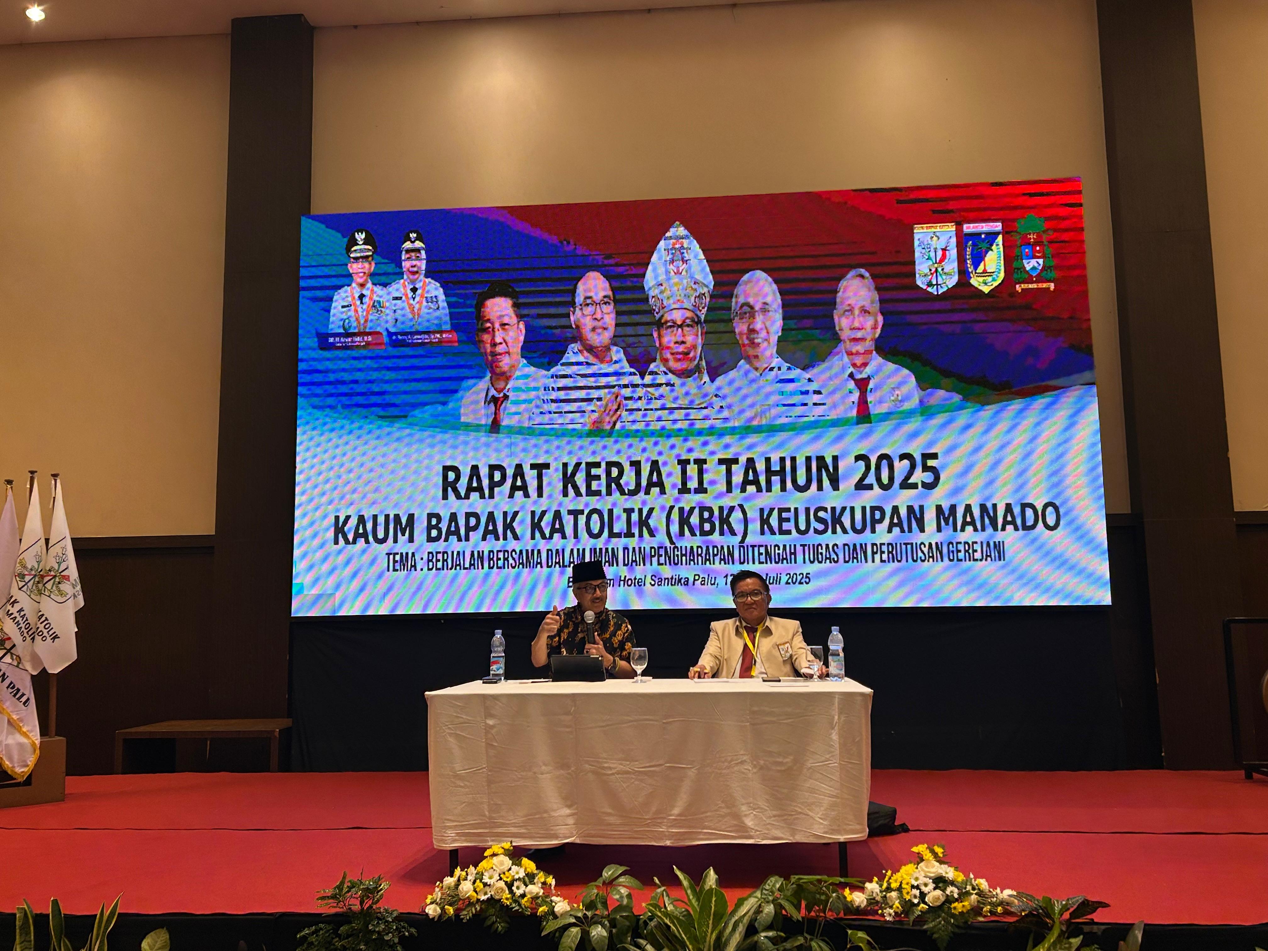 KERUKUNAN : Ketua FKUB Sulteng, Prof. Dr. Zainal Abidin, menyampaikan pesan kerukunan di Raker ke-II Kaum Bapak Katolik Kevikepan Manado.(FOTO : ISTIMEWA/RRADAR PALU).