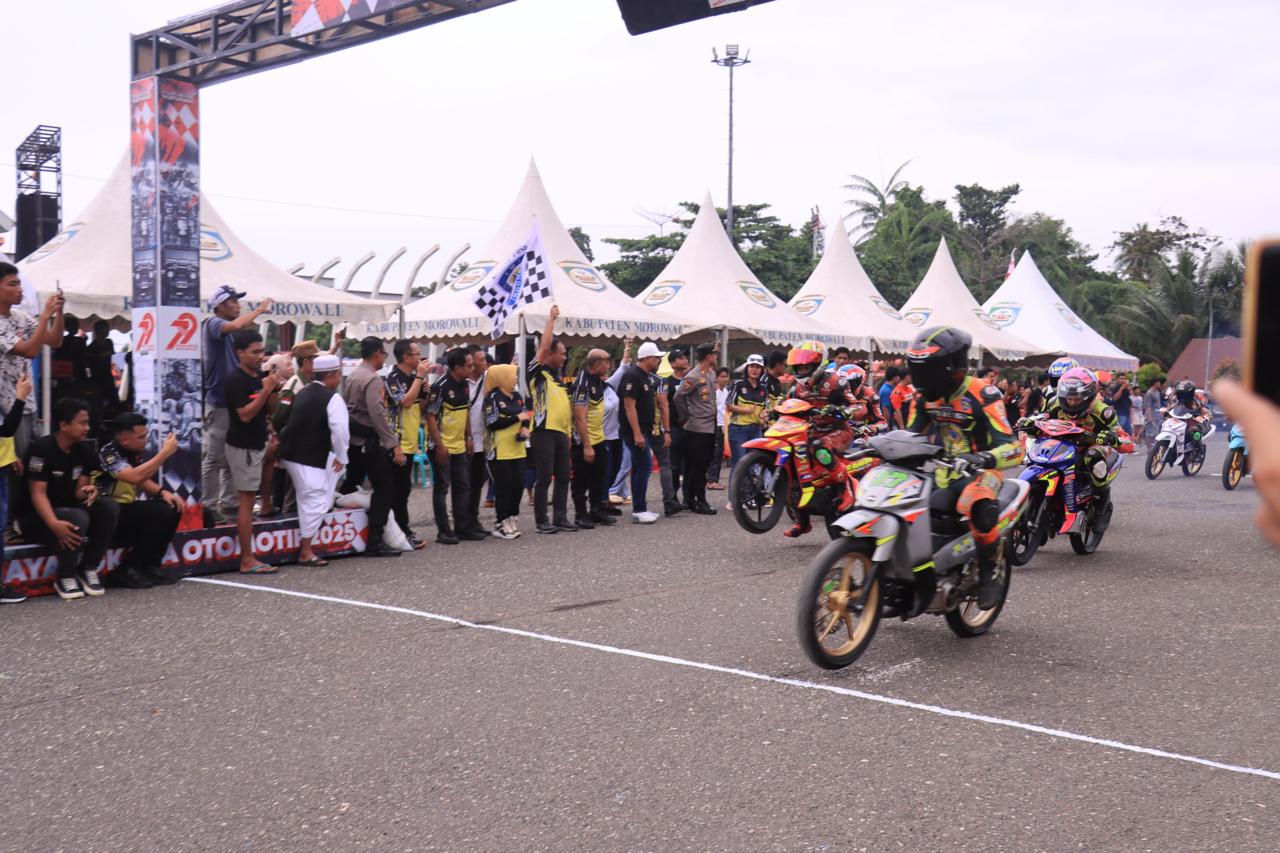 BALAP : Sorak penonton memecah suasana di sirkuit alun-alun Rujab Bupati Morowali, Jumat (11/7/2025).(FOTO : SUPRIYONO/RADAR PALU).