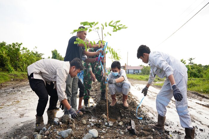 DUKUNG PROGRAM PENGHIJAUAN : PT IMIP bersama pemerintah Desa Bahodopi saat melakukan penanaman pohon trembesi, Sabtu (12/7/2025).