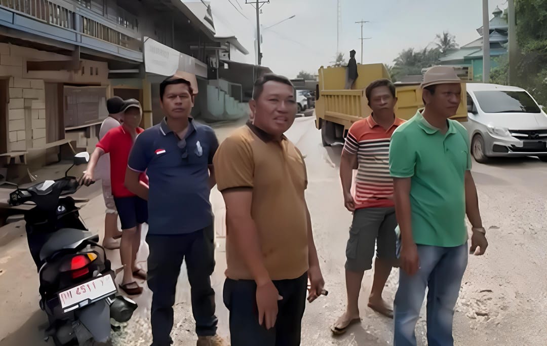 AKSI PROTES : Anggota Komisi III DPRD Morowali Utara, Kisran (kaos cokelat) bersama warga Bungintimbe melakukan aksi protes di ruas jalan Bungintimbe-Bhonsuai, Minggu (13/7/2025).(FOTO : ISTIMEWA)