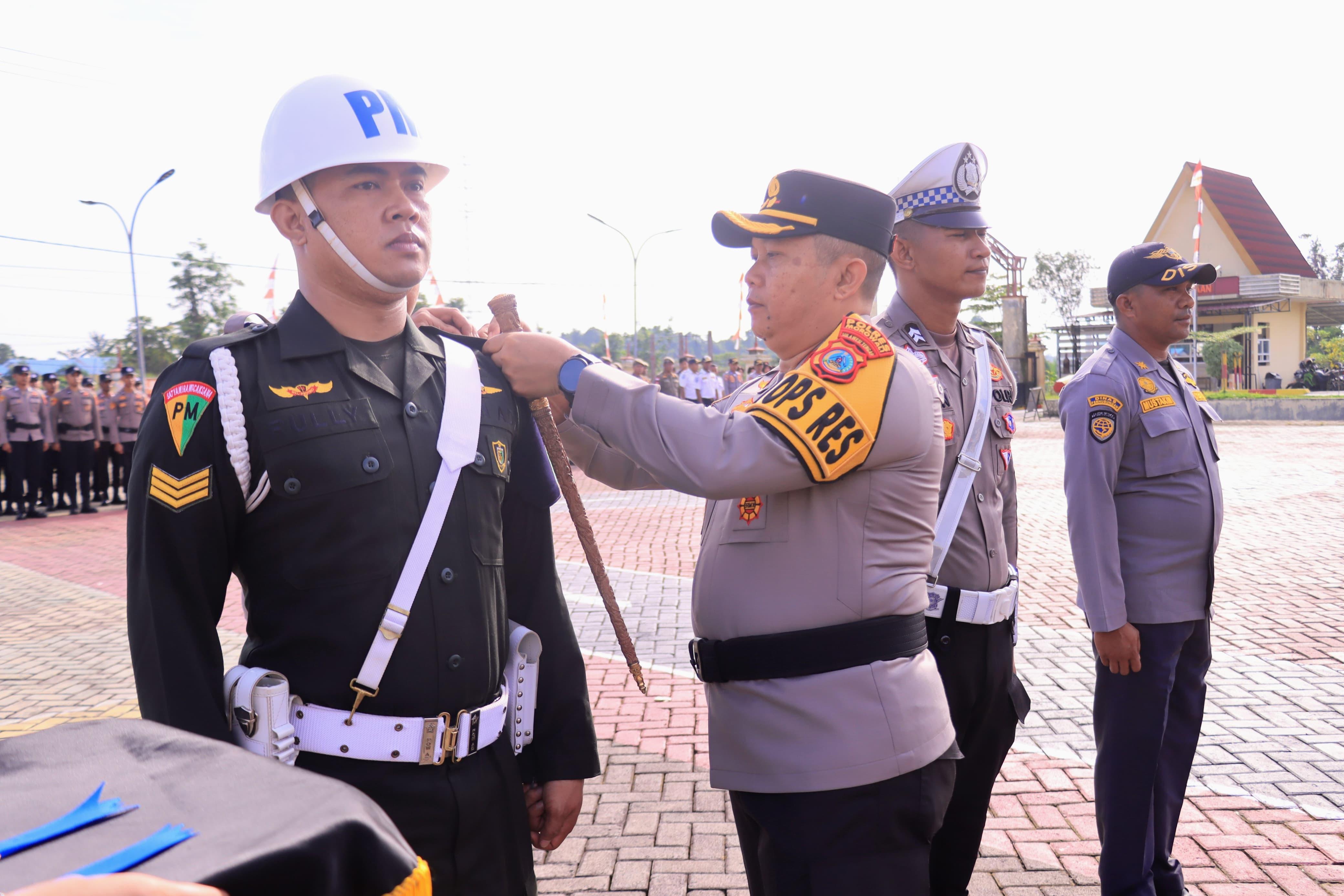 GELAR PASUKAN : Polres Morowali, menggelar apel gelar pasukan Operasi Patuh Tinombala 2025 di halaman Mapolres Morowali, Senin (14/07/2025).(FOTO : SUPRIYONO/RADAR PALU)
