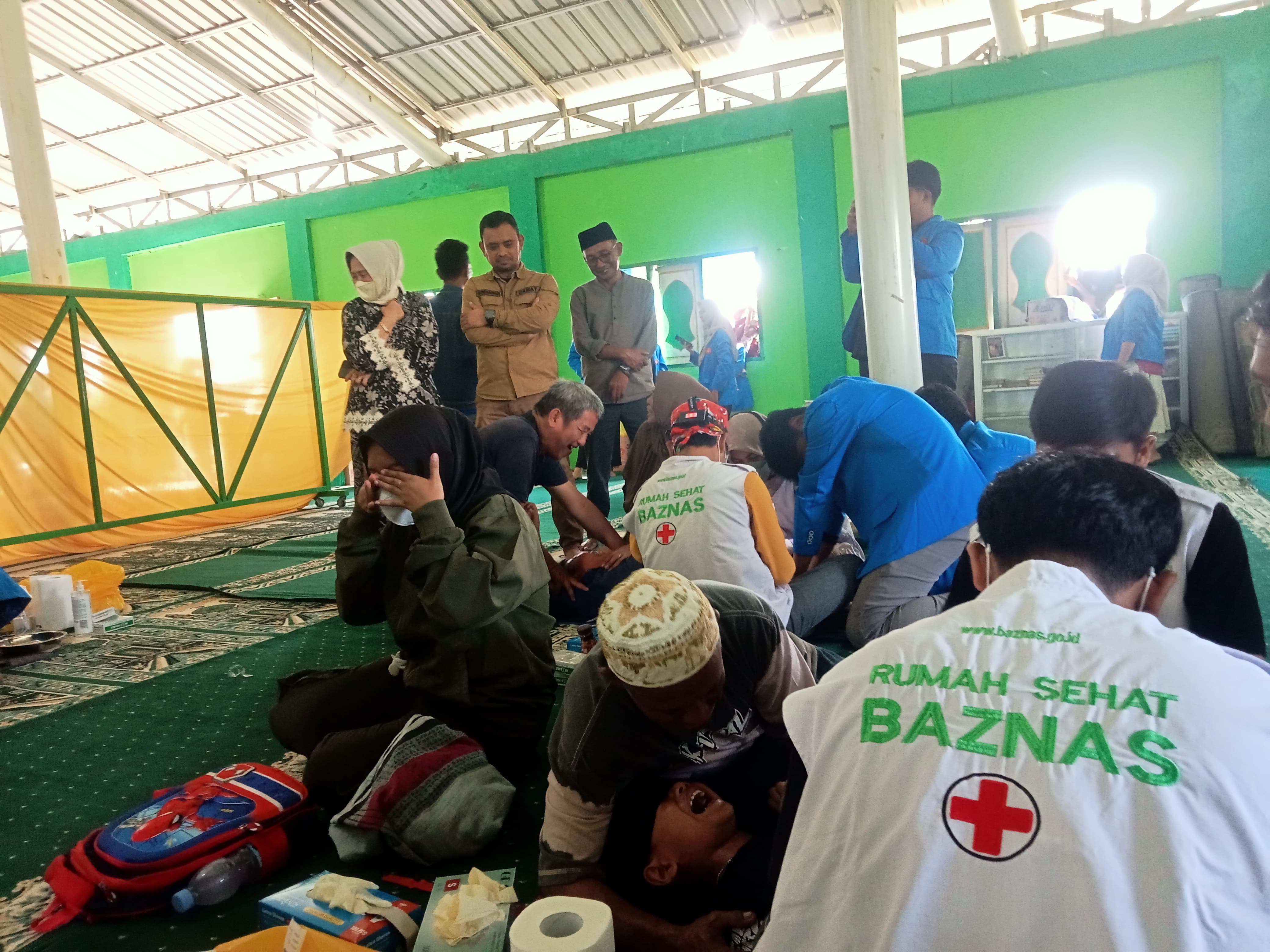 DINILAI SANGAT MEMBANTU : Proker Mahasiswa KKN ke 112 Untad di Kelurahan Petobo dan Tatura Selatan yakni sunatan massal di Masjid Jami Alfurqan, Kelurahan Petobo, Sabtu (12/7/2025). FOTO: AGUNG