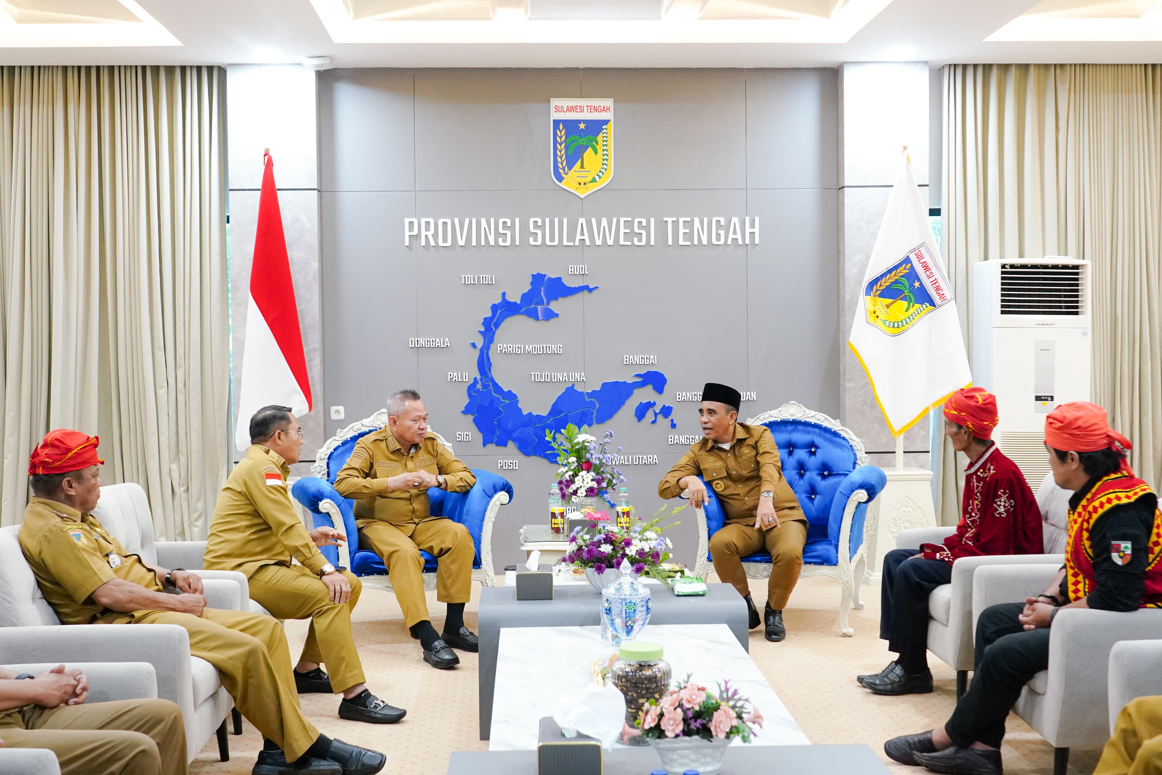 AUDENSI : Bupati dan Wabup Sigi saat audensi Gubernur Sulteng.(FOTO : ANGEL SUMBARA/RADAR PALU).