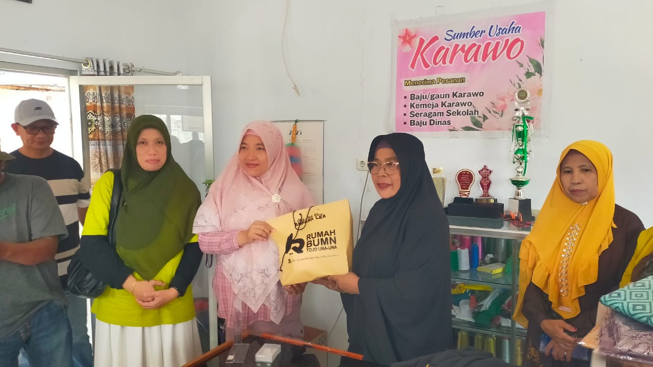BERKUNJUNG : Ketua Tim Penggerak PKK Kabupaten Touna, Hajar Lawidu berkunjung ke sejumlah usaha UMKM yang berada di Provinsi Gorontalo, Rabu, (16/07/2025).(FOTO : HERIYANTO LIMAHU/RADAR PALU).