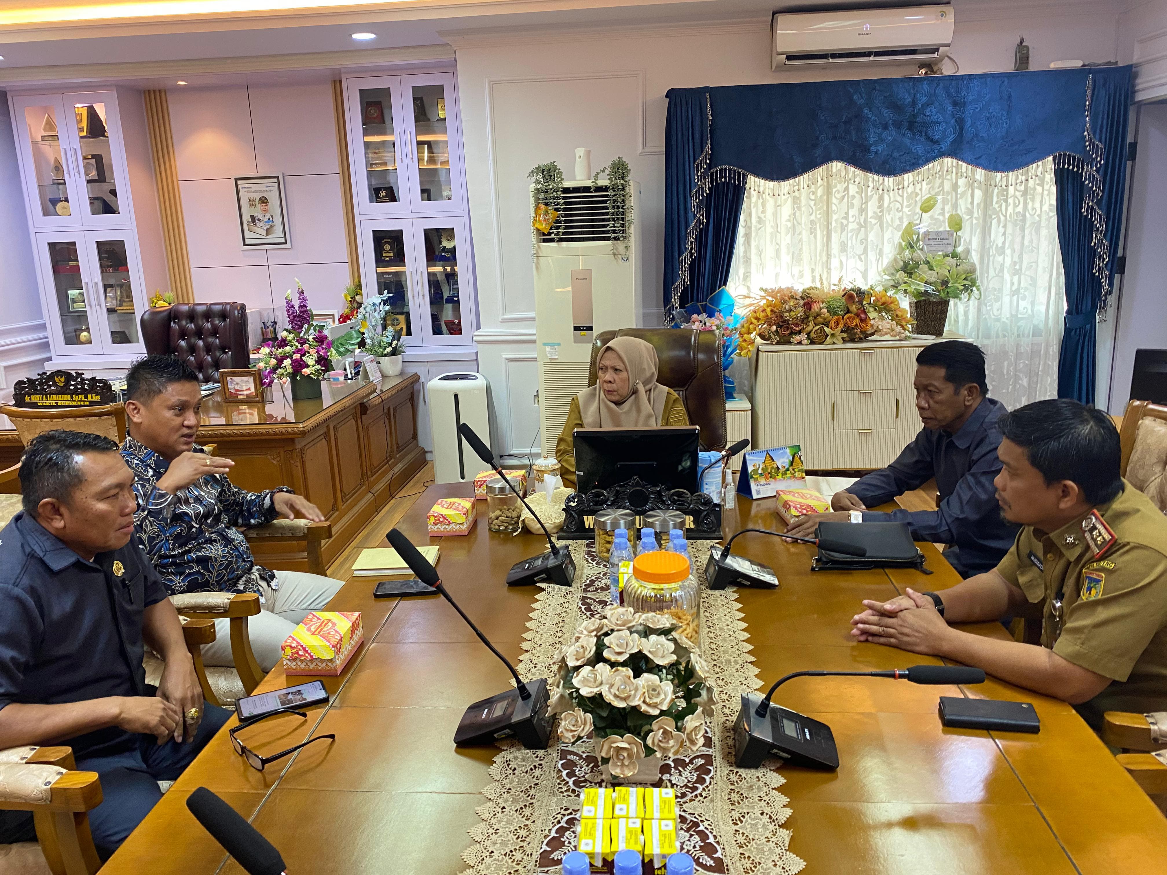 PERTEMUAN : Tiga Anggota DPRD Morowali Utara menemui Wakil Gubernur Sulawesi Tengah Reny Lamadjido di ruang kerjanya sebelum menemui Gubernur Sulteng Anwar Hafid, Senin (14/7/2025). (FOTO : ISTIMEWA)
