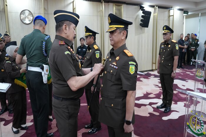 RESMI DILANTIK : Prosesi pelantikan Kepala Kejaksaan Tinggi yang baru, N Rahmat R di gedung utama Kejaksaan Agung, Rabu (16/7/2025).
