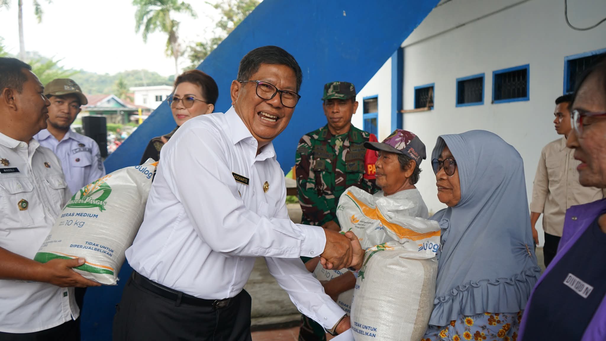 BANTUAN : Penyaluran bantuan pangan murah di Kabupaten Poso.(FOTO : BUDIYANTO WIHARTO/RADAR PALU).