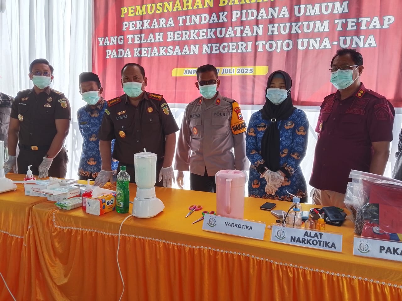 PEMUSNAHAN : Kejaksaan Negeri (Kejari) Kabupaten Touna melakukan pemusnahan barang bukti perkara tindak pidana umum yang telah berkekuatan hukum tetap.(FOTO : HERIYANTO LIMAHU/RADAR PALU).