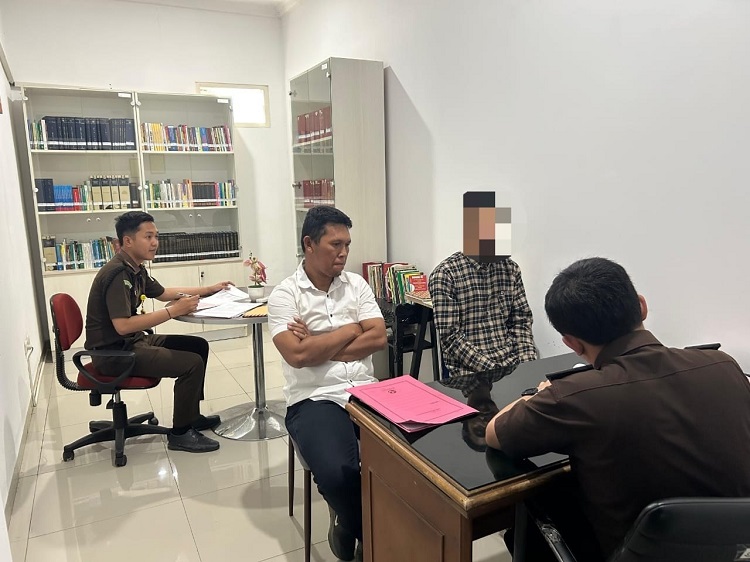 DILIMPAHKAN : Penyidik melimpahkan perkara penggelapan uang nasabah ke Kejaksaan, Selasa (15/07/2025).