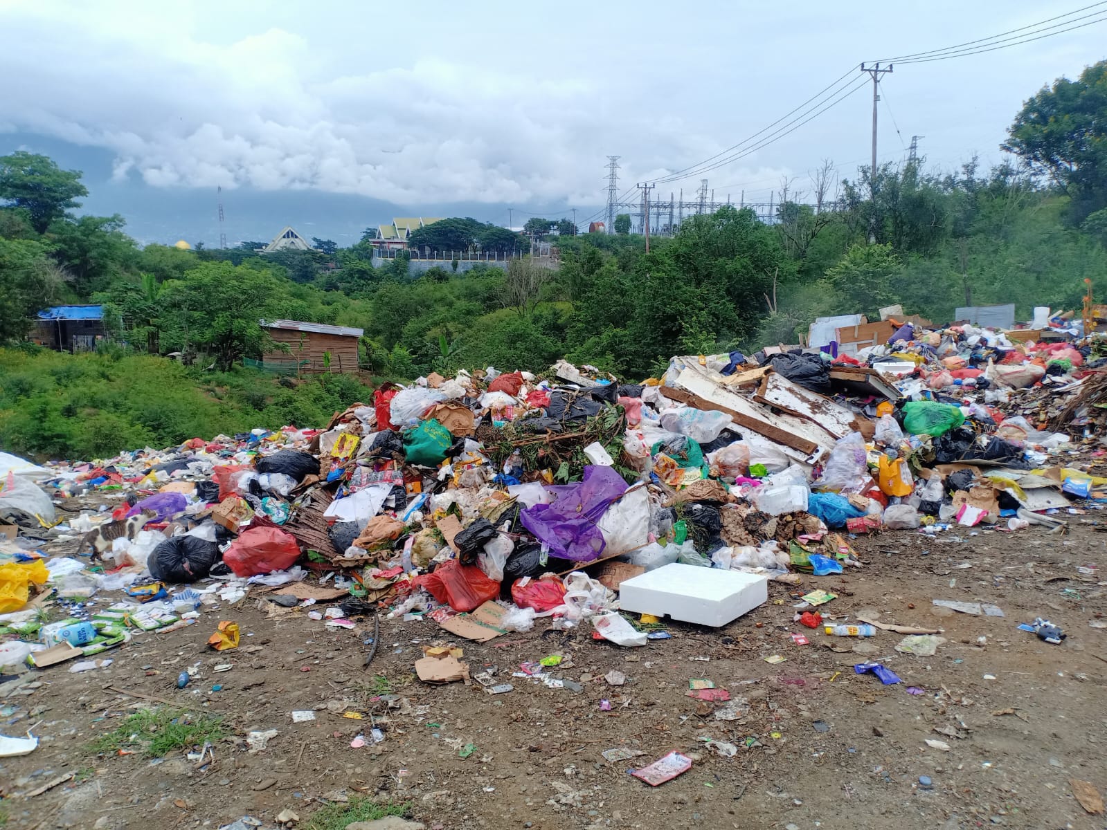 SAMPAH : Inilah TPS Kelurahan Walangguni, Kecamatan Mantikulore, Kota Palu, yang akan ditutup.(FOTO : MUCHSIN SIRADJUDIN/RADAR PALU).