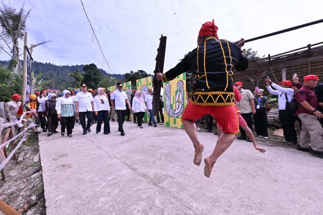 Gubernur Anwar Hafid disambut Tarian Rego dalam kunjungan pembukaan Festival Danau Lindu dan peresmian jaringan Listrik, di Lindu, Kabupaten Sigi